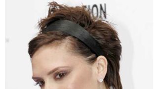 ヴィクトリア・ベッカム、息子ブルックリンを連れて子どものチャリティー活動へ参加