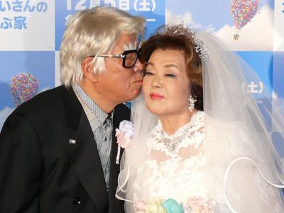野村克也、ウエディングドレス姿の妻サッチーに熱烈キス！