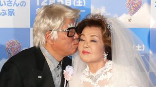 野村克也、ウエディングドレス姿の妻サッチーに熱烈キス!