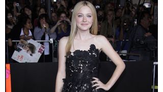 この色気で15歳?ダコタ・ファニング、超ミニの悩殺衣装で登場!女同士の濃厚キスも体験済み