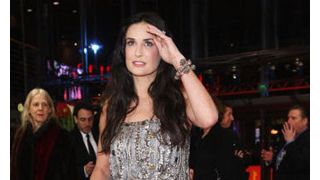 デミ・ムーア、雑誌のカバー写真を修整しすぎとの非難に「もともと細いの！」と反論