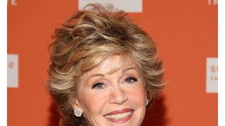 ジェーン・フォンダ、空港内を車いすで移動