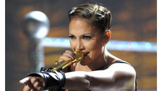 ジェニファー・ロペス、AMAのパフォーマンス中にしりもち 録画放送ではカット