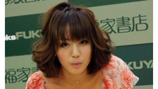 磯山さやか、前かがみで胸の谷間チラリに猛烈フラッシュ!限界最大露出の写真集を芸能生活10周年に発売!