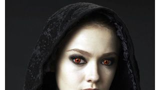 かれん美から妖艶美に!悪のダコタ・ファニング解禁!色目ならぬ赤目で圧倒『ニュームーン』