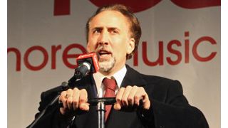 財政難のニコラス・ケイジ、自身のお城売り出し中の町・バースでクリスマス点灯式