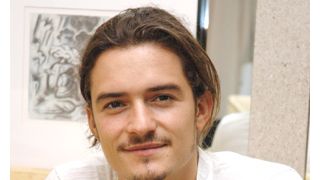ジェニファー・アニストンとオーランド・ブルーム、同じ飛行機でロンドンへ