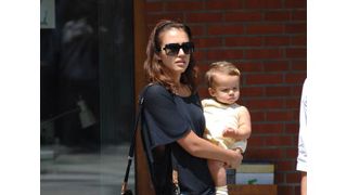 スーリちゃんに続け!? 次のファッション・リーダーはジェシカ・アルバの娘オナーちゃん