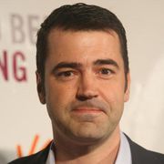 『きみがぼくを見つけた日』のロン・リヴィングストン、ゲイ呼ばわりするハッカーを訴える