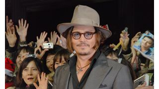 ジョニー・デップ、六本木で約1時間のファンサービス!「寒くない?」の優しい言葉も!