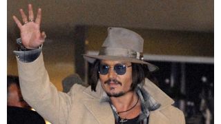 ジョニー・デップ、2年ぶりに来日!成田に約1,000人のファン!子どもと握手などファンサービスも!