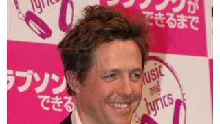 ヒュー・グラント、若さを保つために若い女性が多いピラティスのクラスに参加