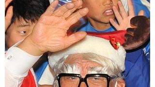 野村克也監督がサンタ姿でぼやく!カールじいさんとの違いは健在の妻サッチー!?