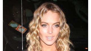 リンジー・ローハンの父親マイケル、元恋人に電話をかけて逮捕