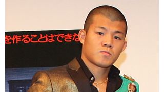亀田興毅がスーツ姿で登場!「実はおれ、ビビリやで……」と激白!