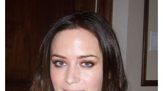 エミリー・ブラントが、ヴィクトリア女王の意外な素顔を明かす!