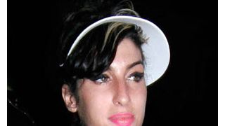 歌手のエイミー・ワインハウス、暴行容疑で逮捕!子供たちの前で大暴れ