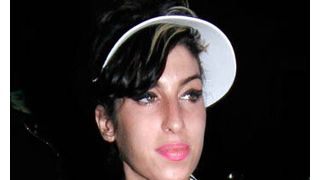 暴行容疑で逮捕されたエイミー・ワインハウス、父ミッチが激怒!