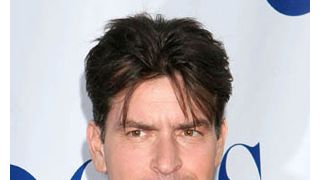 妻に連絡が取れない！チャーリー・シーン、ニューイヤーズ・イブは前妻と過ごす