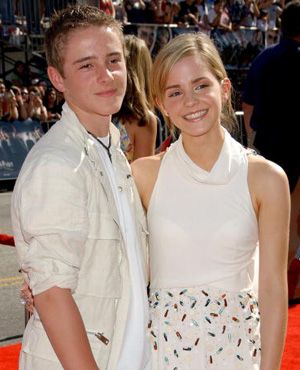 ハリポタ エマ ワトソンの弟モデルデビュー エマと一緒にバーバリーの広告 シネマトゥデイ