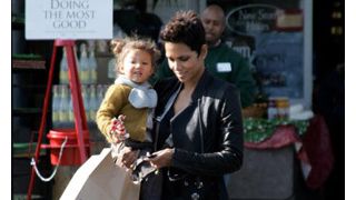 ハル・ベリーに搭乗客が激怒！空港で税関の長い列をすっ飛ばす特別扱い