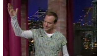 「24」のジャックが女装？賭けに負けたキーファー・サザーランドがドレス姿で登場