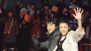 堺雅人と竹内結子に1,600人が熱狂！仙台凱旋パレードで竹内「大スターになった気分」と大興奮！