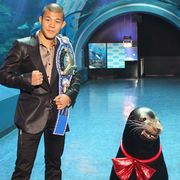 世界チャンピオンの亀田興毅、巨大なアシカと対面し完敗宣言!