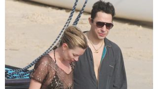 スーパー・モデルのケイト・モス、36歳の誕生日にプロポーズされ、婚約！