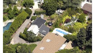 ブラッド・ピット、9,900万円で自宅に隣接した家を購入！秘密の洞窟もあり？