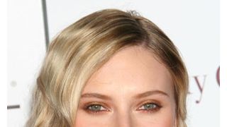 スカーレット・ヨハンソン、ハイチ救済のためにデートをオークション