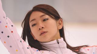 時東ぁみ、メガネ脱ぎはこれが最後!恥ずかしいと言いながら素顔でフィギュアスケーターを熱演!