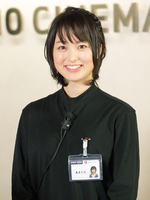 NHK連ドラ主演に抜擢の18歳、朝倉あき、シネコンスタッフ姿で350スクリーンに登場
