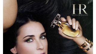 デミ・ムーア、香水の広告で胸の部分にエアブラシ修正疑惑！