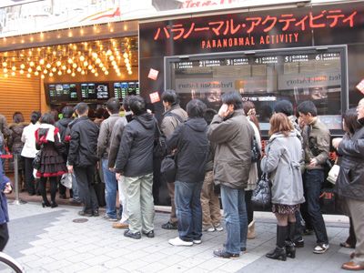 低予算ホラー『パラノーマル・アクティビティ』が日本でもヒット！2日で1億円の興収、映画館は長蛇の列