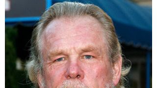 ニック・ノルティ、クスリを探してゴミ箱あさり？