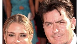 チャーリー・シーンの妻、薬物乱用でリハビリ施設に入院