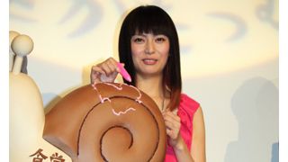 柴咲コウ、網タイツに艶やかピンクのドレス!巨大かたつむりにピンクのハートを描く