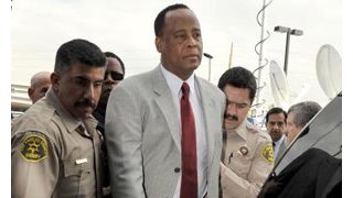 マイケルさん元主治医マーレイ医師、検察が過失致死で訴追と発表　本日裁判所へ出頭