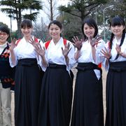 成海璃子、寒空の下、裸足と薄い着物で墨まみれ!巨大な筆で一発勝負!