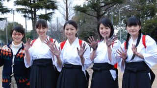 成海璃子、寒空の下、裸足と薄い着物で墨まみれ!巨大な筆で一発勝負!