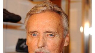 がん治療の邪魔? デニス・ホッパー、離婚手続き中の妻を相手に接近禁止命令
