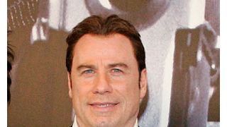 ジョン・トラヴォルタ、パリの記者会見に自家用ジェットのボーイング707で！雪の滑走路へ