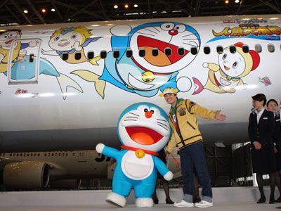 Jalがドラえもんとコラボして空を飛ぶ お披露目イベントでドラえもんとさかなクンが登場 シネマトゥデイ