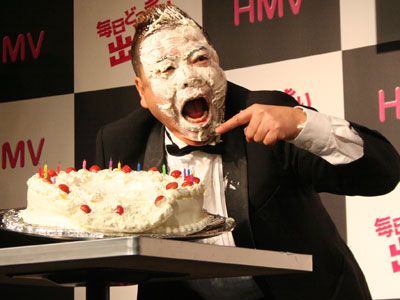 出川哲朗 46歳誕生日にかつてない涙と鼻水噴出 60歳を超えてもどっきりをかけられたい シネマトゥデイ