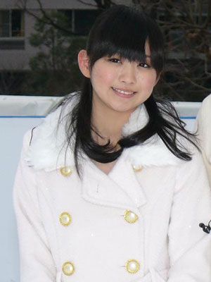 人気急上昇の16歳アイドル小川真奈が、六本木のスケートリンクでつんく作詞作曲の新曲を熱唱！