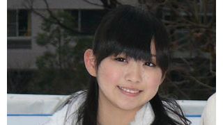 人気急上昇の16歳アイドル小川真奈が、六本木のスケートリンクでつんく作詞作曲の新曲を熱唱!