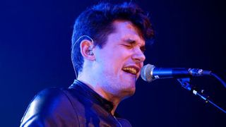 ジェニファー・アニストンの元カレのジョン・メイヤーがステージを中断して大泣き!