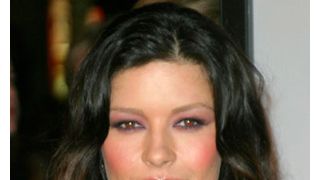 キャサリン・ゼタ・ジョーンズ、動物の倫理的扱いを求める会が選ぶワースト・ドレッサーに