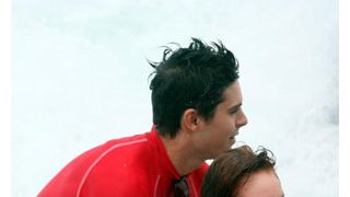 ザック・エフロン、イベントで子どもたちにサーフィン指導